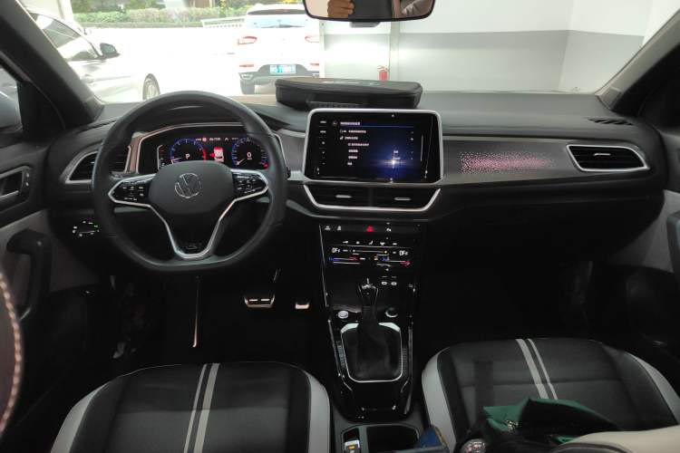 Used Volkswagen T-ROC 2023 300TSI DSG Two-Wheel-Drive Chen Guang Edition Center Console