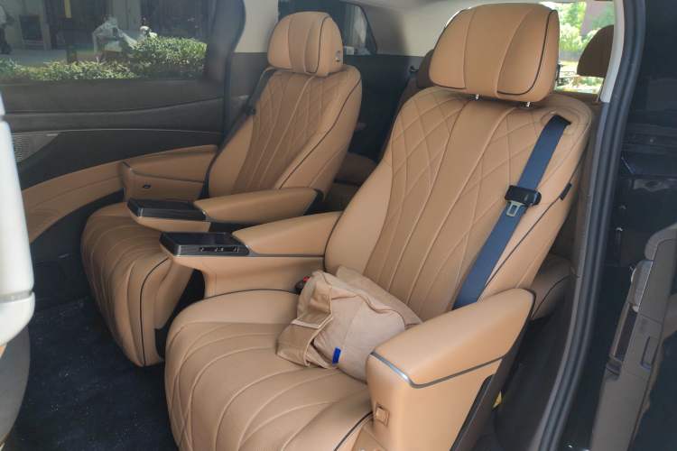 Used Denza D9 2024 EV 620 Premium Model Left Rear Seat