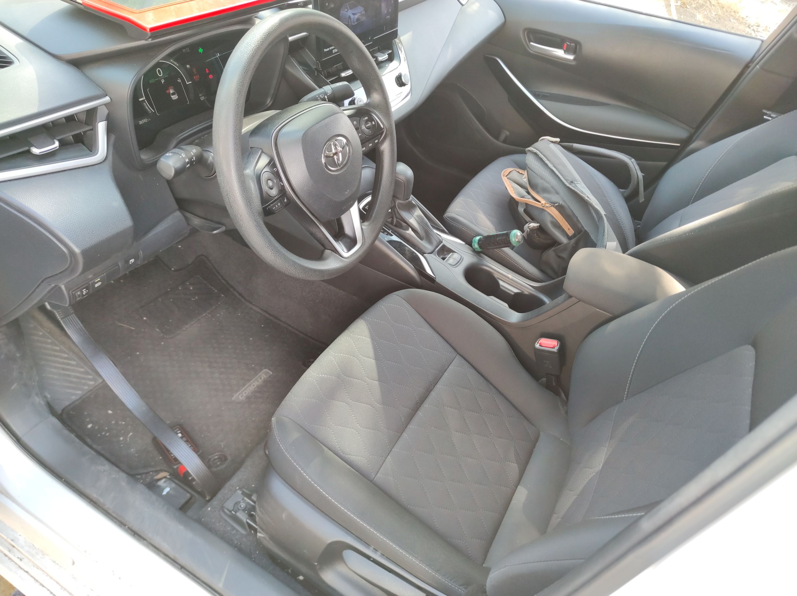 المقاعد الأمامية داخل السيارة