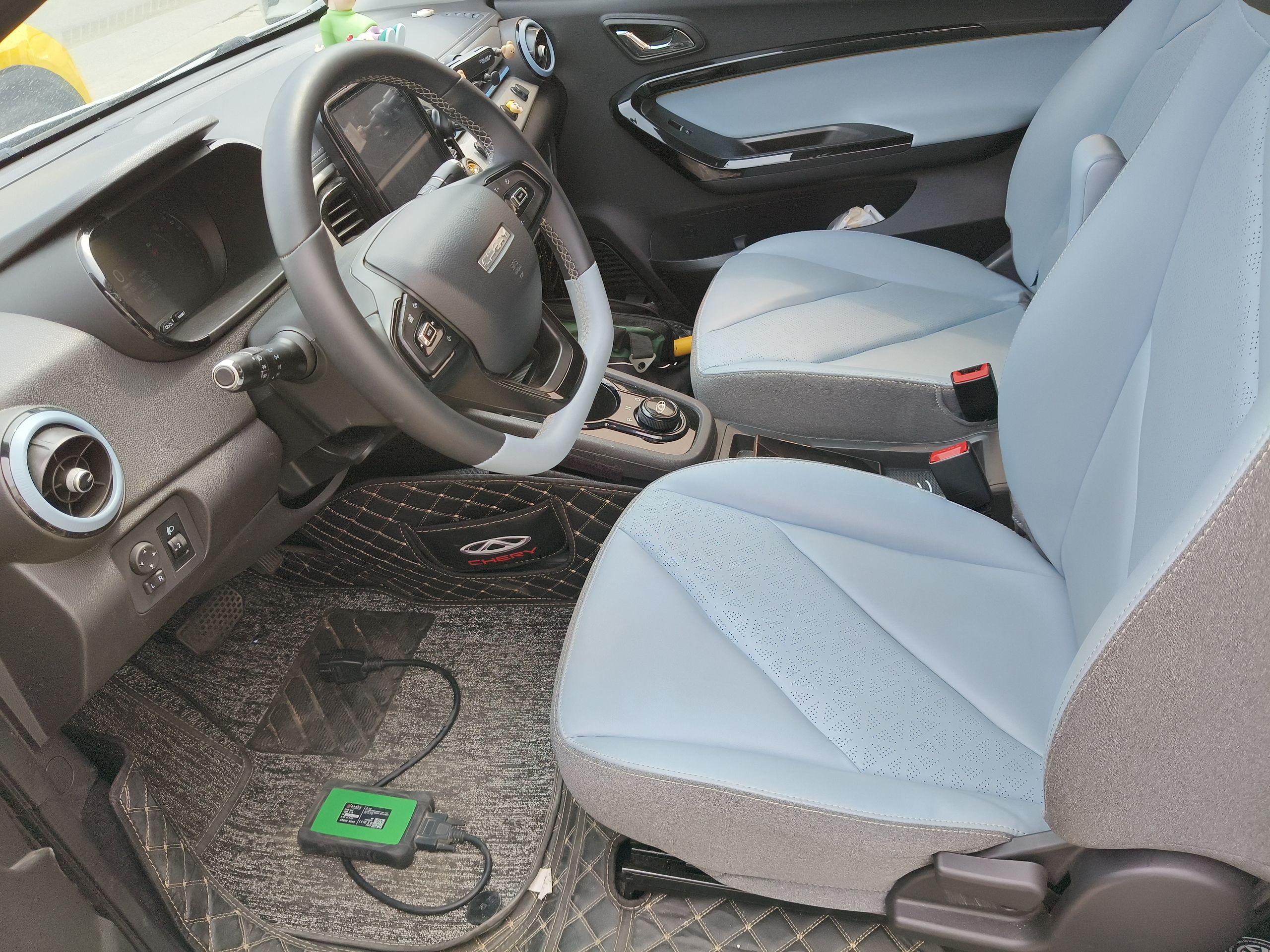 المقاعد الأمامية داخل السيارة