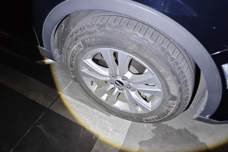 Used Lincoln MKX 2017 2.0T Two-Wheel Drive Deluxe Edition Right Front Wheel Hub