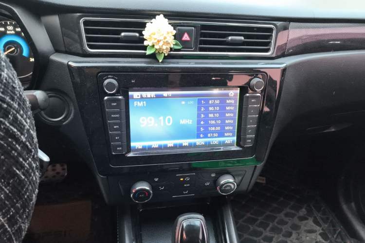 Used Dongfeng Fengon 580 2016 Revised Version 1.5T CVT Comfort Edition Audio And AC Panel