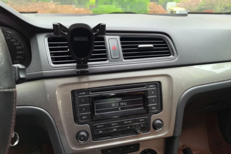 Used Volkswagen Lavida 2013 Revised Classic 1.6L Manual Fashion Edition Audio And AC Panel