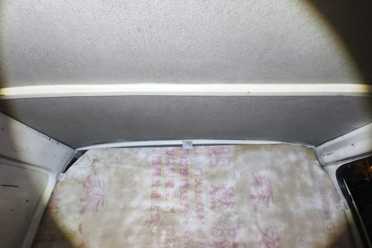 Used Jinbei Hiace 2018 2.0L Fifth-Generation Box Truck Standard Roof 2 Seats 4G21C