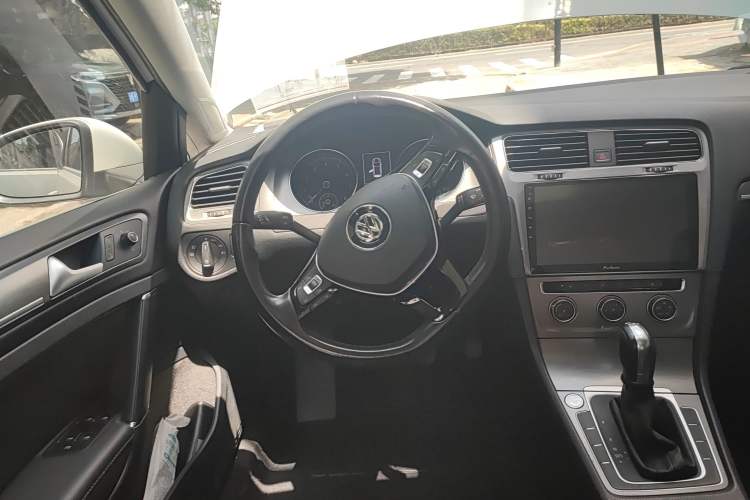 Used Volkswagen Golf 2016 230TSI Automatic Luxury Version
