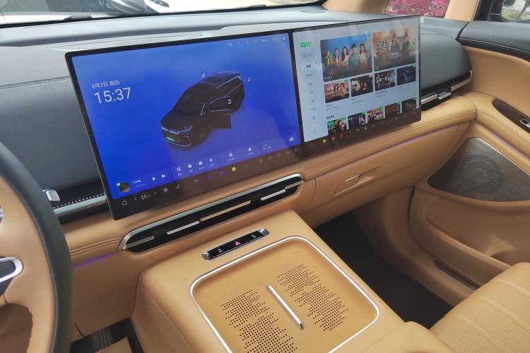 Used VOYAH Dream 2025 PHEV Four-Wheel-Drive Flagship Kunpeng Edition Audio And AC Panel