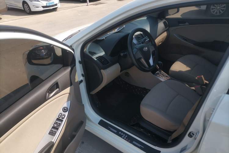 Used Hyundai Verna (older generation) 2014 1.4L Automatic Smart GLS Driver Seat