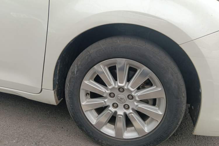 Used Toyota SIENNA  Right Front Wheel Hub