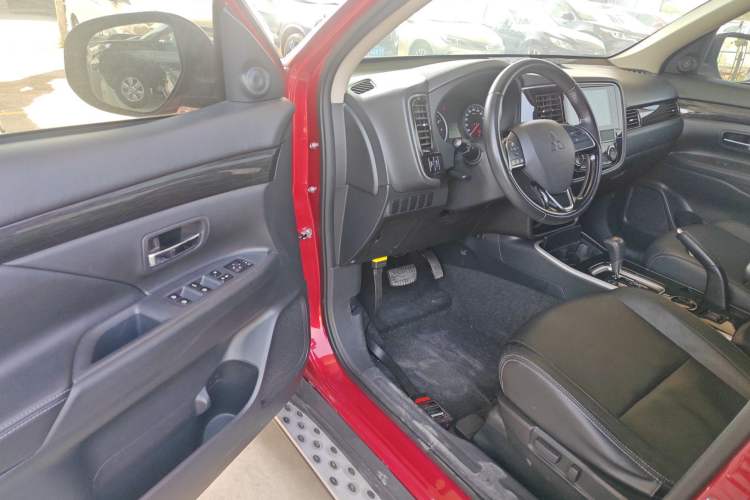 Used Mitsubishi Outlander 2018 2.0L Two-Wheel Drive Glory Edition 5 Seats Interior 3