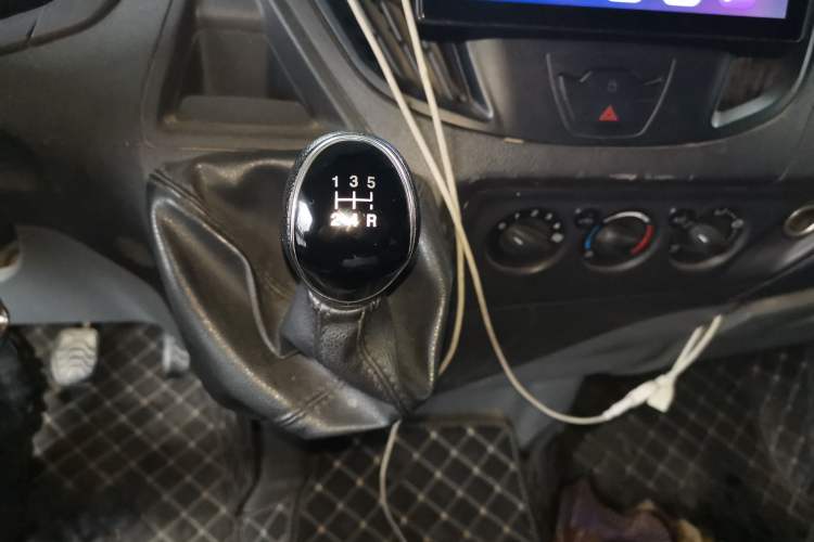 Used Ford Transit 2019 2.0T Diesel Multi-Purpose Commercial Vehicle Mid-Drive Mid-Roof 6-Seater China VI Standard Gear Lever