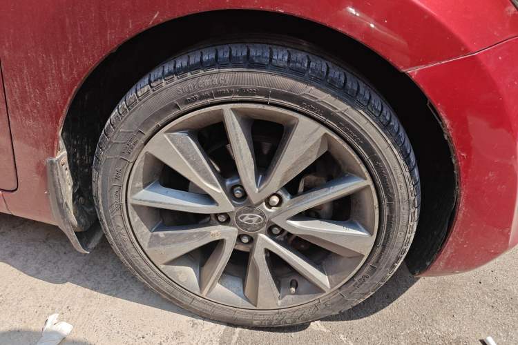 Used Hyundai Elantra (5th Generation / Langdong) 2015 1.6L Automatic Leading Model Right Front Wheel Hub