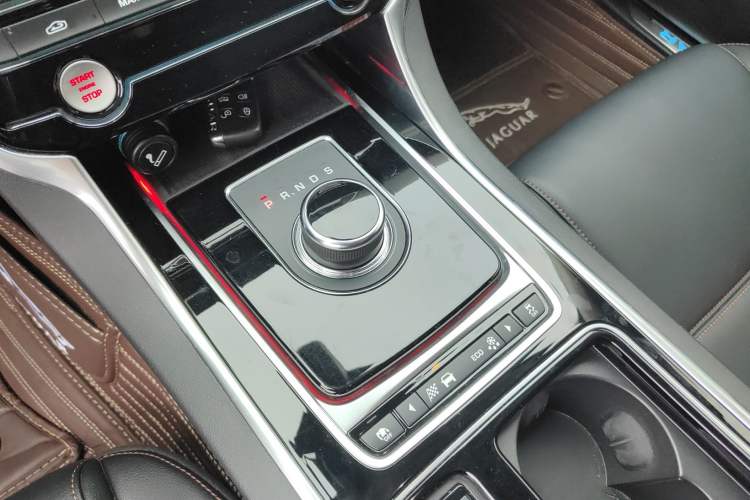 Used Jaguar XEL 2019 2.0T 200 PS Deluxe Edition Gear Lever