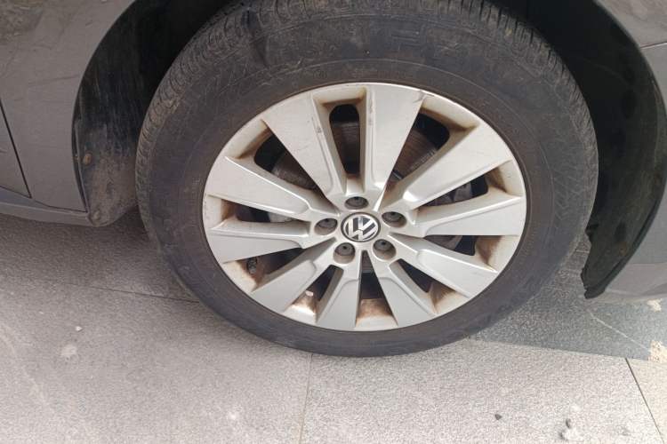 Used Volkswagen Lavida 2013 Revised Version 1.4 TSI Manual Comfort Edition Right Front Wheel Hub