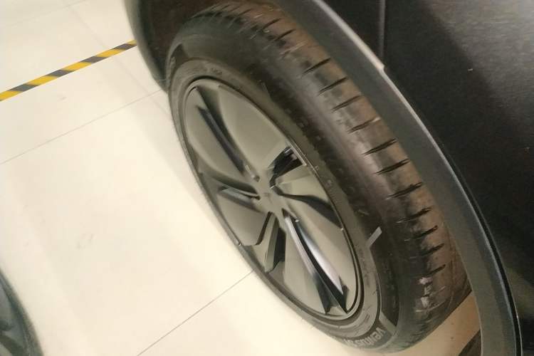 Used Tesla Model Y 2025 Long-Range All-Wheel-Drive Version