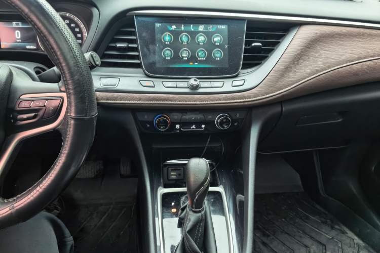 Used Buick GL6 2018 18T 6-Seater Luxury Model Audio And AC Panel