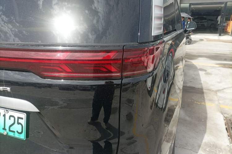 Used Denza D9 2025 DM-i Smart Drive 1020 Four-Wheel Drive Deluxe Model
