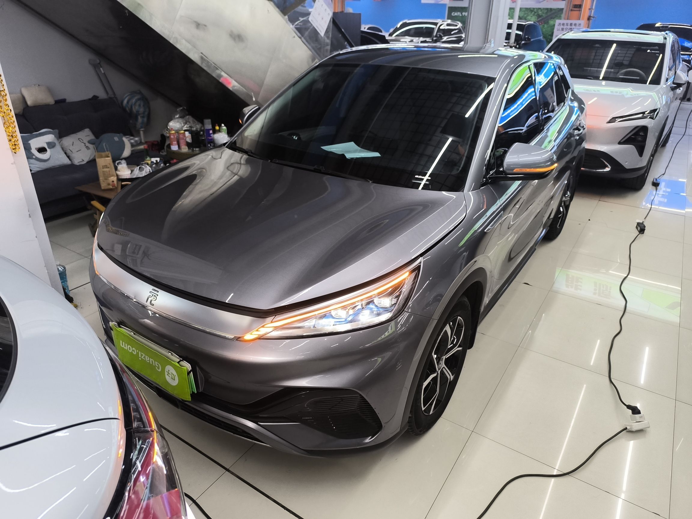 تحت مقدمة السيارة