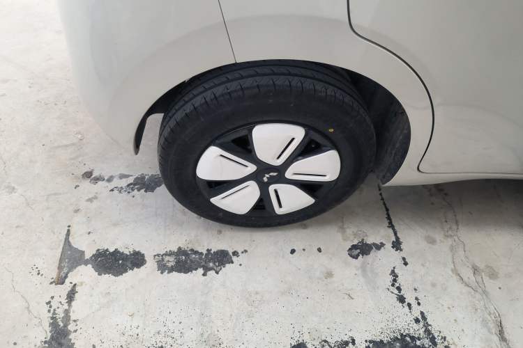 Used Wuling Hongguang MINIEV 2025 Four-Door Version Advanced Edition Right Rear Wheel Hub