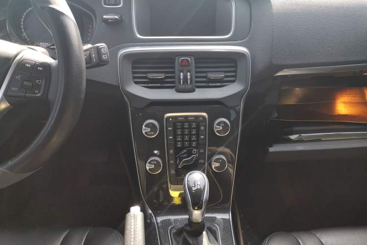 Used Volvo V40 2017 T3 Zhiyi Edition
