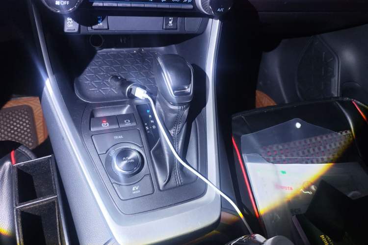 Used Toyota RAV4 2020 Dual-Engine 2.5L E-CVT 4x4 Elite PLUS Edition Gear Lever