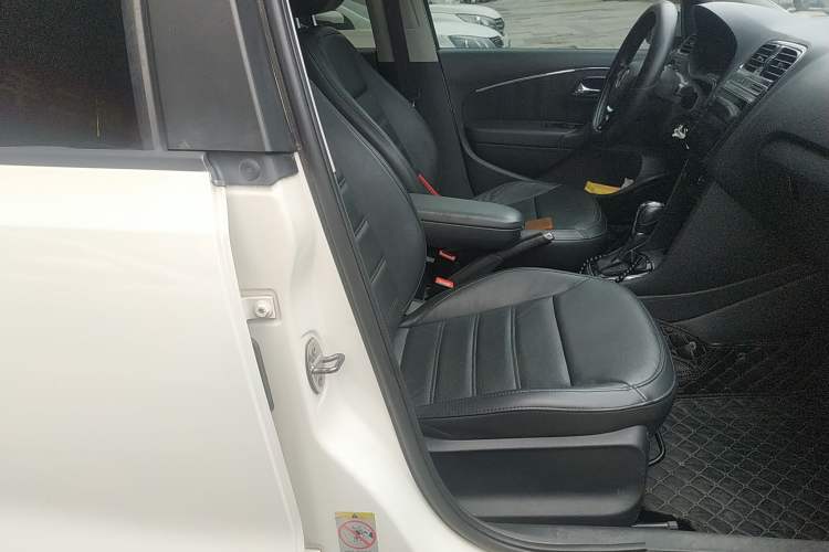 Used Volkswagen Polo 2014 1.6L Automatic Luxury Edition Right Front Seat