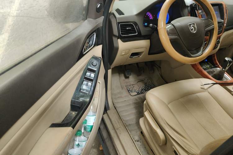 Used Baojun 730 2014 1.5L manual Comfort version 7 seats Driver Seat