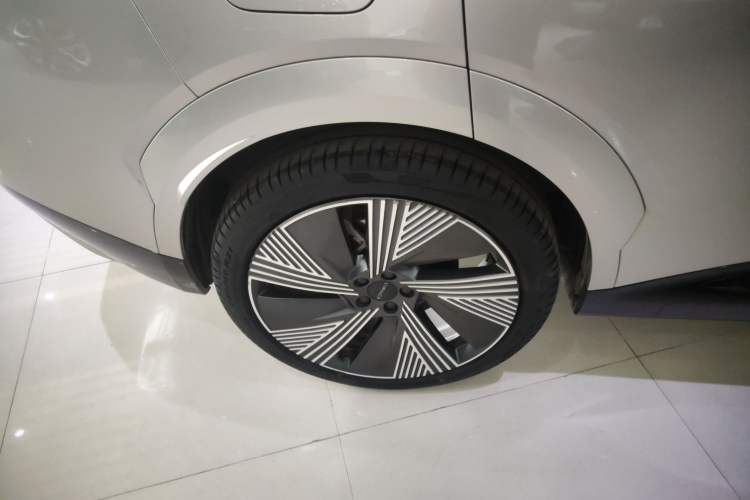 Used Lynk & Co 08 EM-P 2023 120km Long-Range Halo Exterior 5