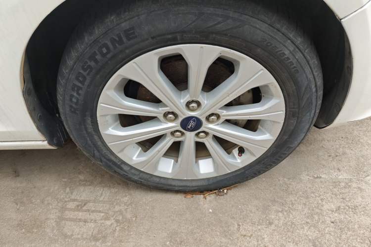 Used Ford Escort 2015 1.5L Automatic Fashion Model Right Front Wheel Hub