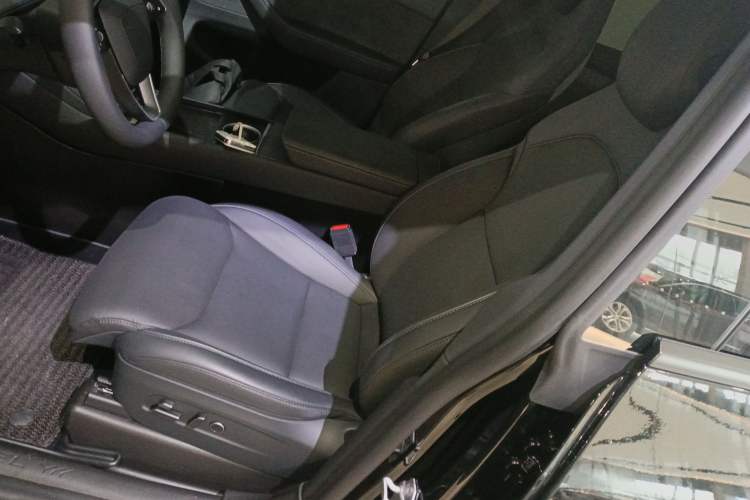 Used Tesla Model Y L 2025 Model Long-Range All-Wheel-Drive Version Left Front Seat