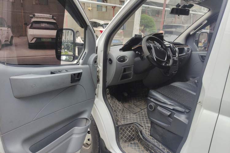 Used SAIC MAXUS Xintu V80 2019 2.5T Classic Model 6-Speed Manual Aotong Long Wheelbase Mid-Height 7-Seater