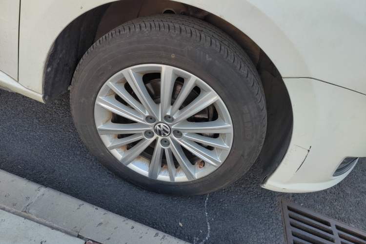 Used Volkswagen Gran Lavida 2013 1.6L Automatic Comfort Model Right Front Wheel Hub