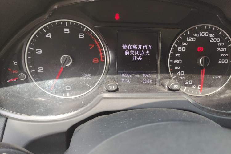 Used Audi Q5 2017 Plus 40 TFSI Technology Model Odometer Close Up