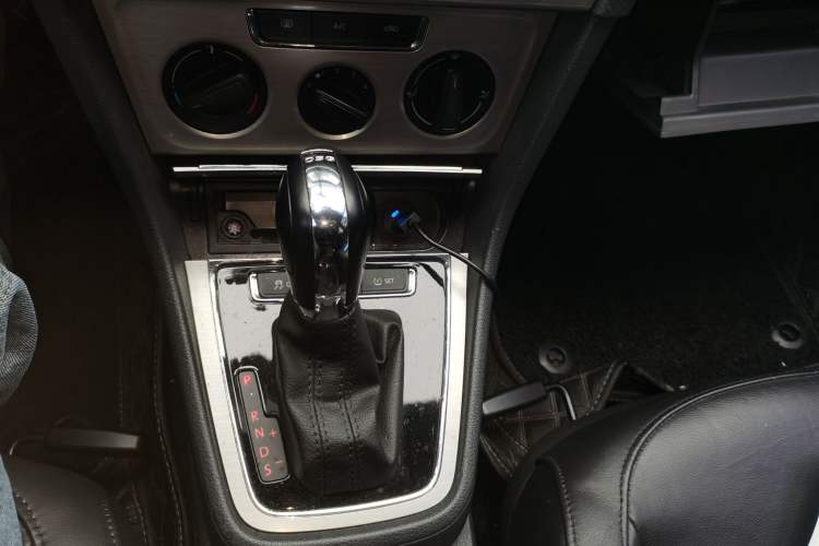 Used Volkswagen Lavida 2013 Revised Version 1.4 TSI DSG Comfort Edition Gear Lever