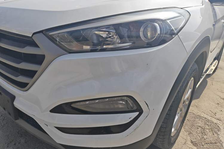 Used Hyundai Tucson 2015 1.6T Dual-Clutch Two-Wheel-Drive Smart Model Left Front Headlight