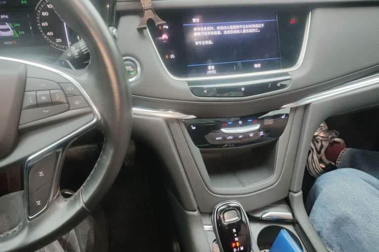 Used Cadillac XT5 2021 2.0T Two-Wheel Drive Luxury Version Audio And AC Panel