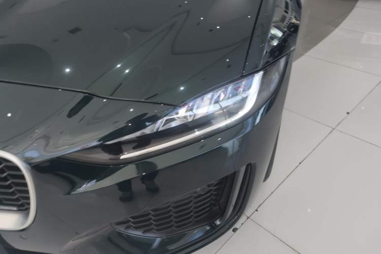 Used Jaguar XEL 2023 2.0T 200 PS R-DYNAMIC Youth Sports Edition
