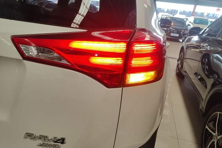 Used Toyota RAV4 2015 2.0L CVT Two-Wheel Drive Fashion Edition
