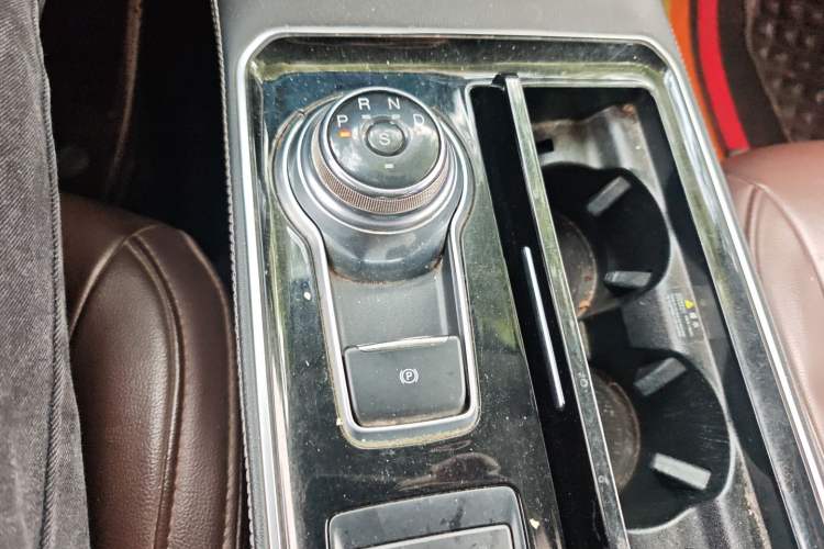 Used Ford Edge 2021 PLUS EcoBoost 245 Two-Wheel-Drive Platinum Edition 5 Seats Gear Lever