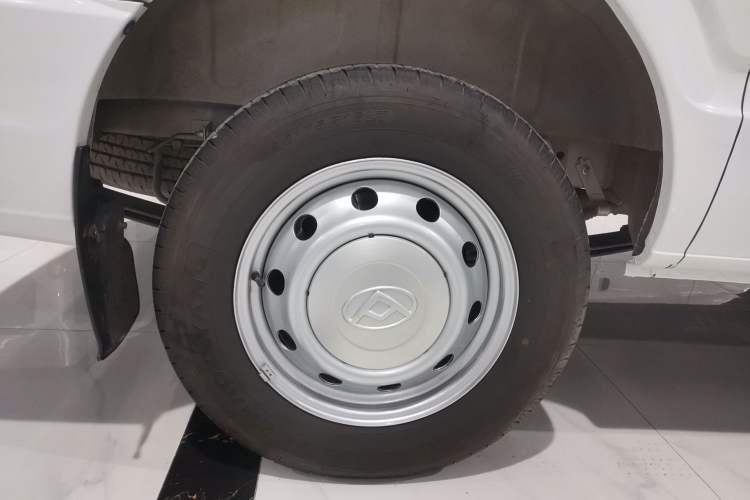 Used SAIC MAXUS Xintu V80 2025 Value Edition City Distribution King 2.0T Manual Long Wheelbase Mid-Roof 127 Ps 3 Seats