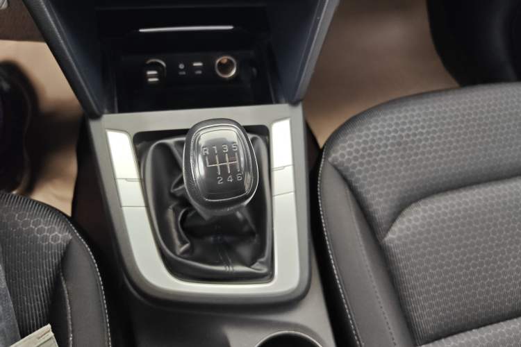 Used Hyundai Elantra (6th Generation / Lingdong) 2016 1.6L Manual ZhiXuan·Youth Edition Gear Lever