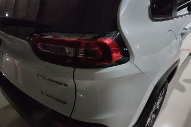 Used Jeep Cherokee 2020 2.0L Two-Wheel Drive Classic Sports Edition