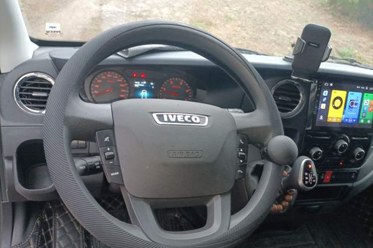 Used Iveco Eurocargo 2021 3.0T Automatic Chao Rui Short Wheelbase Low-Roof Side-Sliding Door F1C