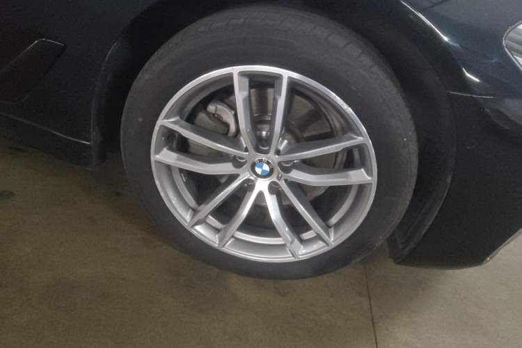 Used BMW 5 Series 2019 525Li M Sport Package Right Front Wheel Hub