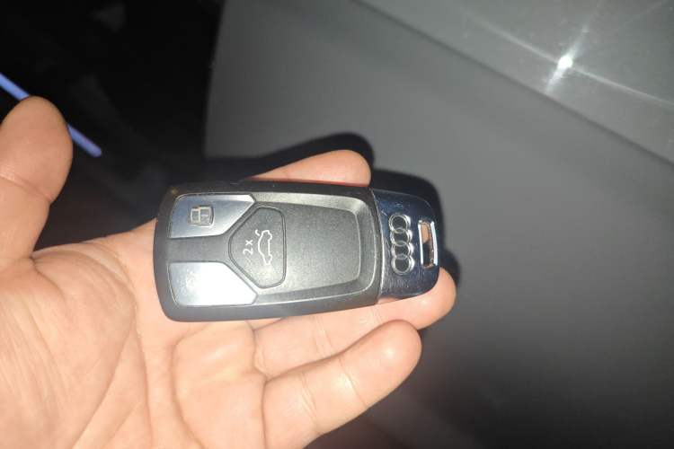 Used Audi Q5L Sportback 2022 40 TFSI Luxury Model Vehicle Key