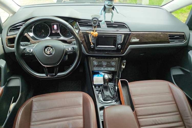 Used Volkswagen Touran 2016 Volkswagen Touran L 330TSI DSG Luxury Edition Center Console