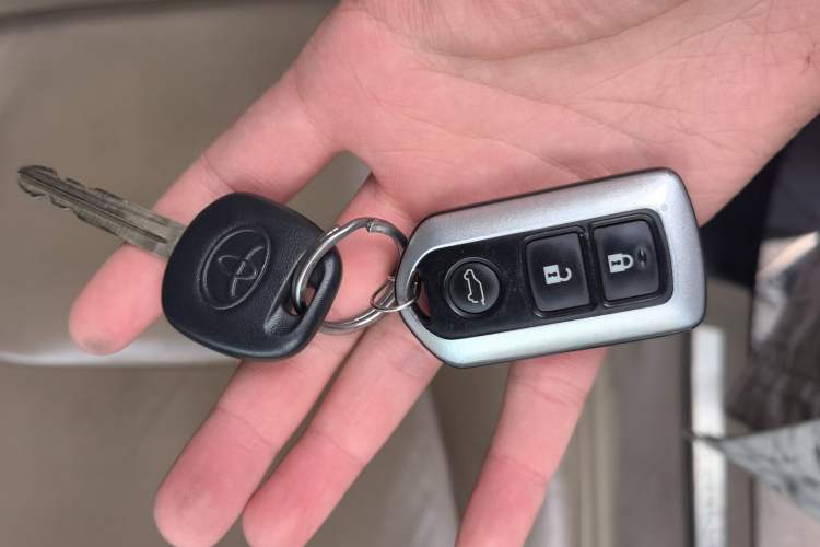 Used Toyota Highlander 2011 2.7L Two-Wheel Drive 5-Seater Sport Edition Vehicle Key