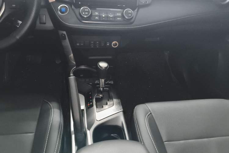 Used Toyota RAV4 2016 2.0L CVT Two-Wheel Drive Comfort Edition China V Standard Gear Lever