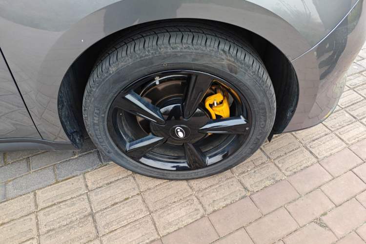 Used ORA Good Cat 2024 401 km Luxury Version Right Front Wheel Hub