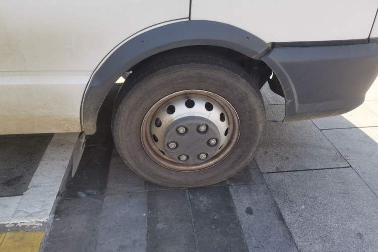 Used Iveco Daily 2023 2.5T V40 Van Long Wheelbase Mid-Roof Design Dual Tires Side-Swing Doors 2-3 Seater