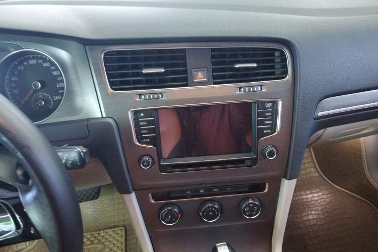 Used Volkswagen Golf 2016 230TSI Automatic Comfort Version
